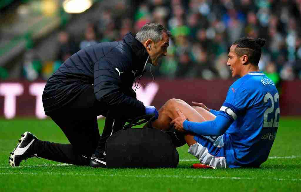 stand in skipper bruno alves is forced off after sustaining an early injury 39334151045 o